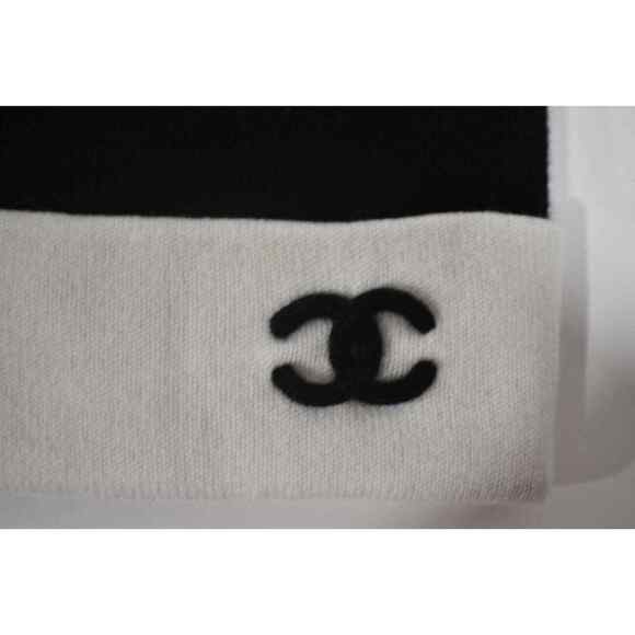 Chanel 22A Cashmere Black White CC Logo Foldover Beanie Winter Hat Cap Cloche main image 11